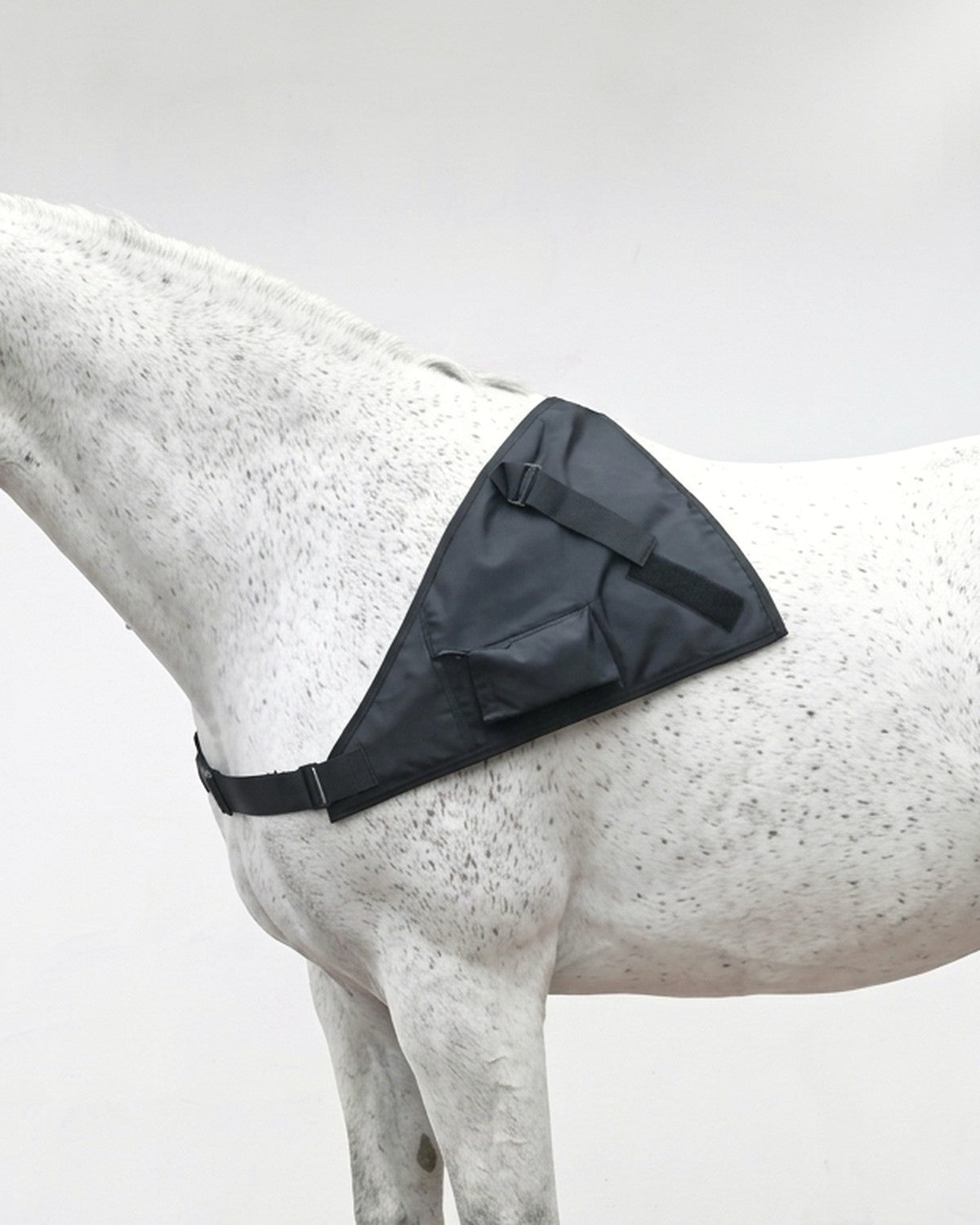 The LED by CHEVAL Stifle Wrap fitted on the topline of a horse
